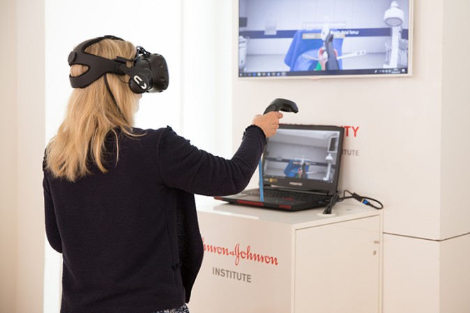 米大手ヘルスケアJ&JがVR手術トレーニング導入、着実に成果挙げる | Mogura VR