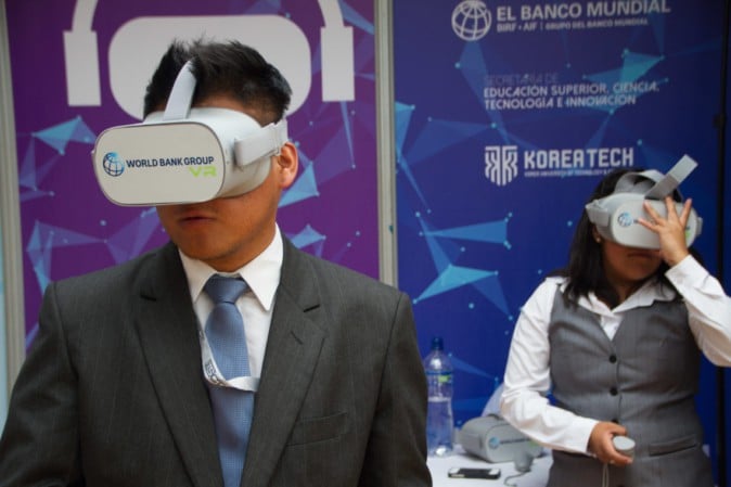 エクアドルでVRとARを使用した職業教育 世界銀行ら協力