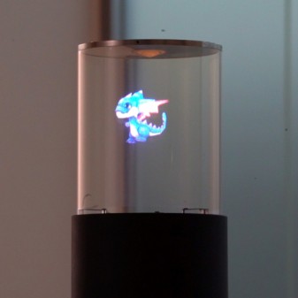 ソニーが"円筒型透明スクリーンディスプレイ"開発、3DCGを360度投影
