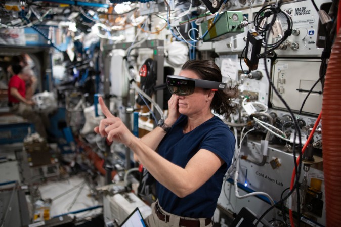 NASAが「宇宙でAR」の実用性をテスト中。機材メンテなどに活用 | Mogura VR